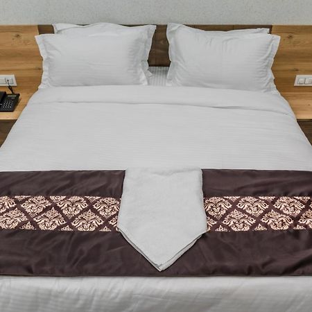 Meridian Hotel & Banquet 苏拉特 外观 照片