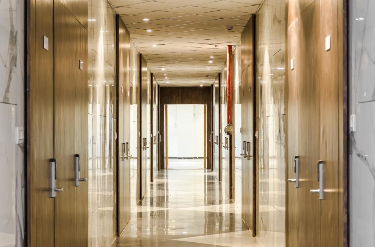 Meridian Hotel & Banquet 苏拉特 外观 照片