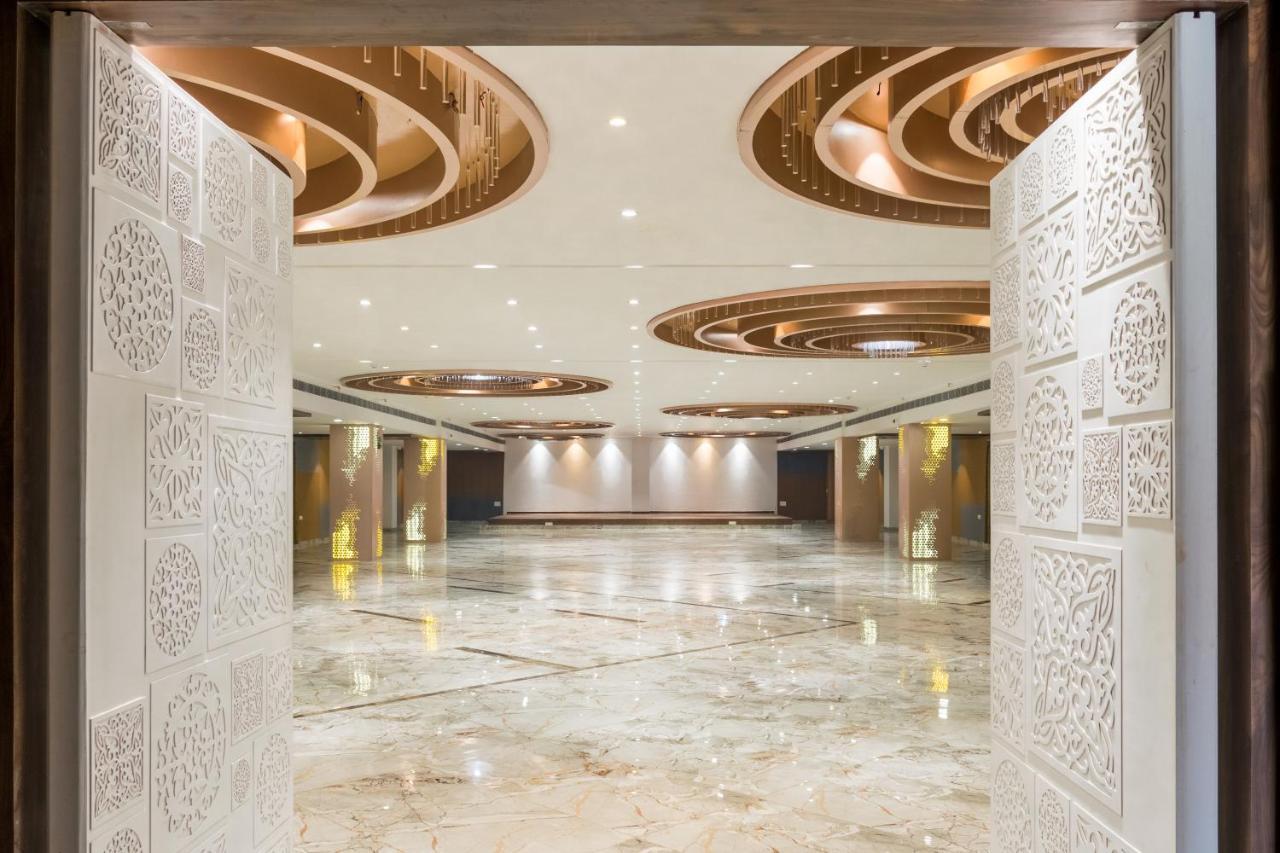 Meridian Hotel & Banquet 苏拉特 外观 照片