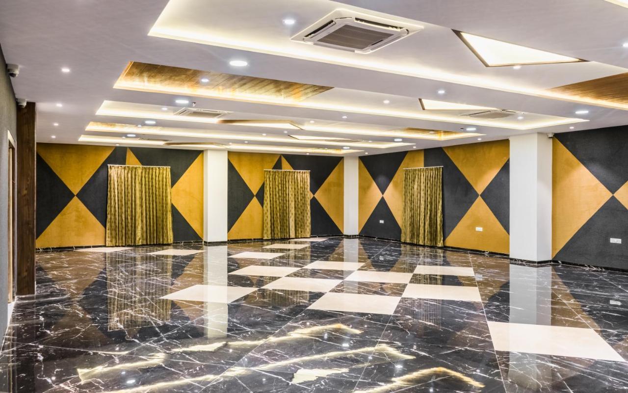 Meridian Hotel & Banquet 苏拉特 外观 照片