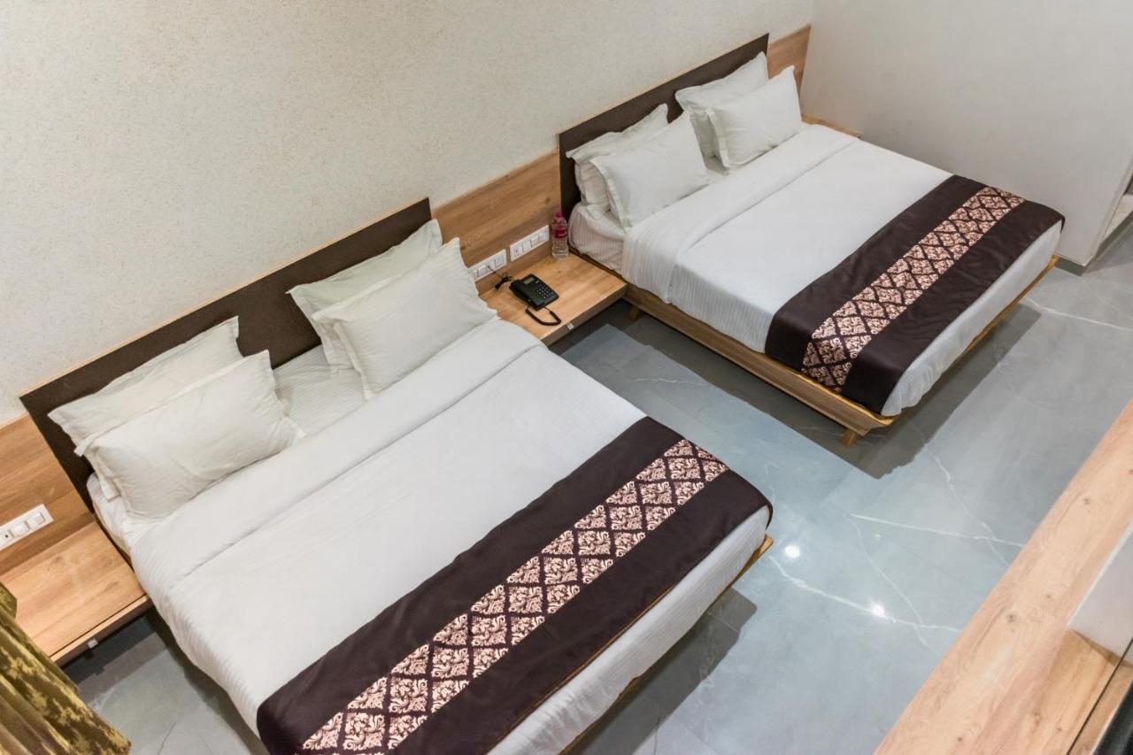 Meridian Hotel & Banquet 苏拉特 外观 照片